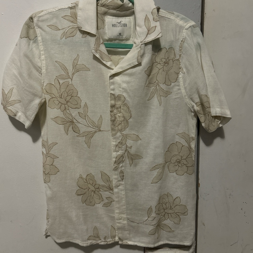 Hollister Cream Short-Sleeve Floral Button-Down Shirt